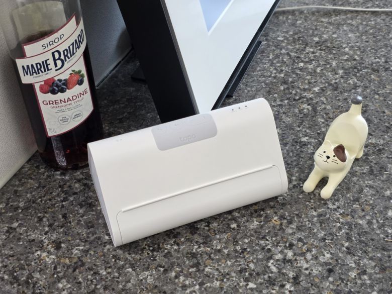 본체는 삼각기둥 형태로 제작됐으며, 화이트 컬러와 그레이 컬러의 심플한 조화가 돋보인다.