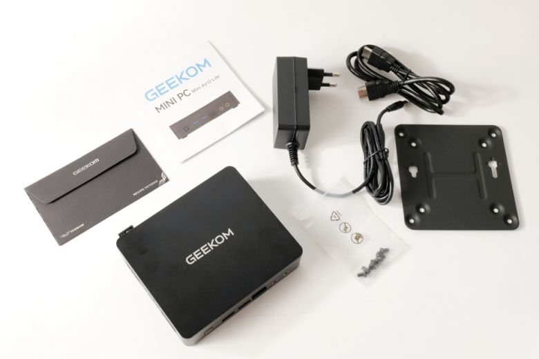 본체와 전원 어댑터, VESA 마운트, HDMI 케이블, 매뉴얼이 동봉된다.