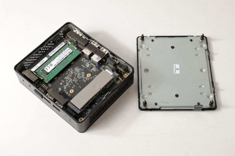 DDR4-3200MHz SODIMMs 8GB가 사전 장착된 상태로 출고되고 원한다면, 16GB 램을 구매해 교체할 수 있다.