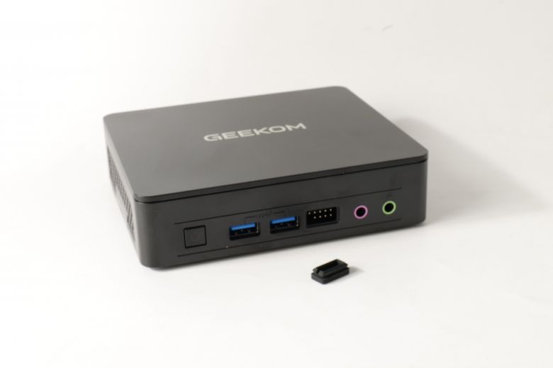 전면에는 USB 3.2 Gen 2 Type-A 2개와 3.5mm 헤드폰과 마이크 단자가 위치해 주변기기 연결이 손쉽다.