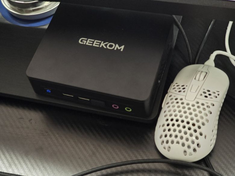 사무실에 두고 직접 사용해보니 사전 설치된 윈도우 11 프로 덕분에 쾌적한 세팅이 가능했다.