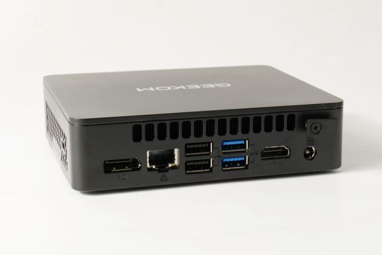 본체 뒷면에는 총 DP, HDMI, RJ45 외에 총 4개의 USB Type-A 단자와 DC-in 단자가 위치한다.