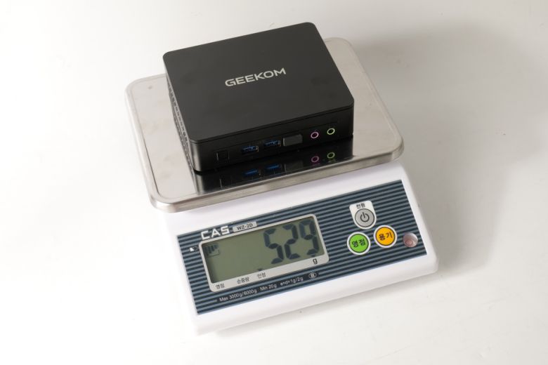 실측 기준 529g에 불과한 무게를 지닌 덕분에 출장을 가거나 자리를 이동해야 할 경우에도 부담이 없다.