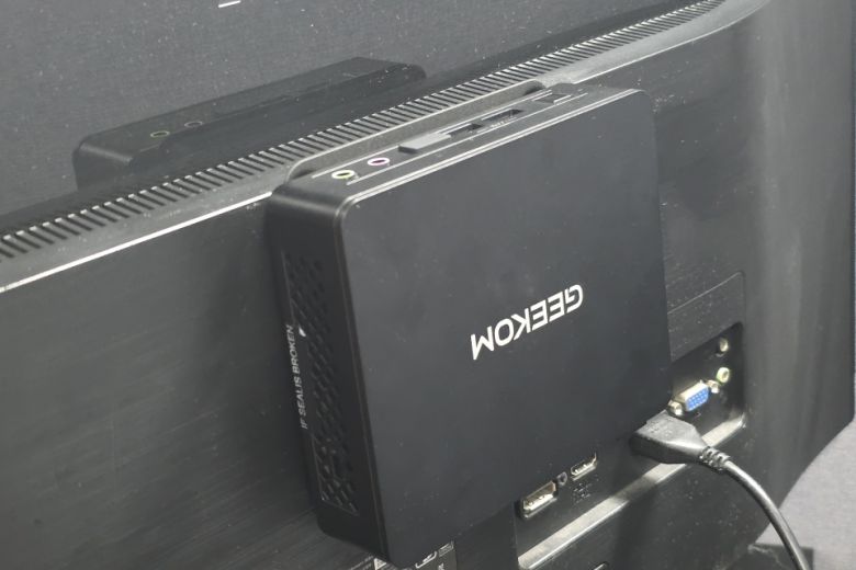 모니터 후면 VESA 마운트에 장착해서 일체형 PC 같은 느낌으로 더욱 깔끔하게 설치하는 것도 가능하다.