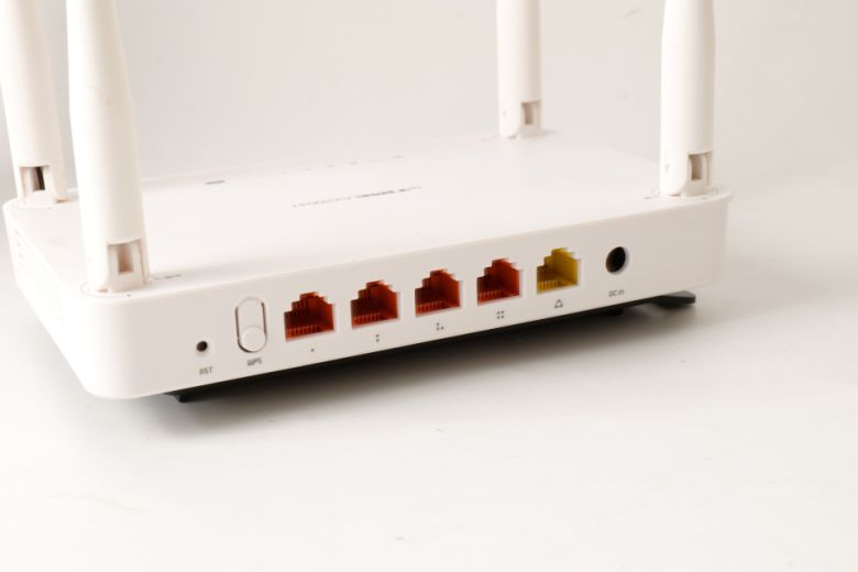 1개의 WAN 단자와 4개의 LAN 단자를 갖췄다.