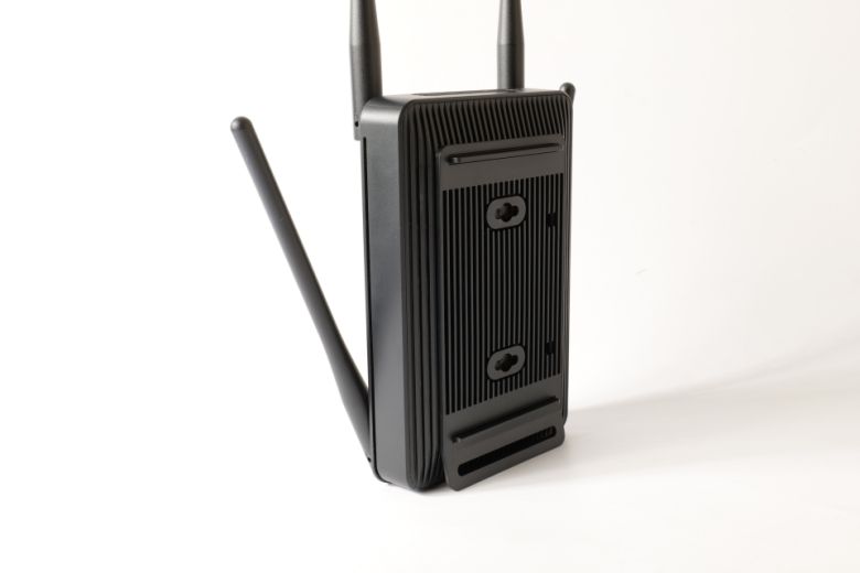 별도 조립 없이 스탠드형으로 간편히 사용할 수 있어 유연한 설치가 가능해졌다.