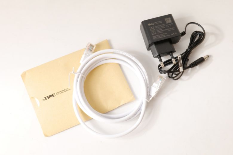 공유기 본체 외에도 매뉴얼, RJ45 케이블, 전원 어댑터가 동봉되기 때문에 구매와 동시에 바로 사용할 수 있다.