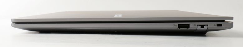 입출력 단자는 USB 3.2 Gen2 Type-C x2(PD/DP 지원), USB 3.2 Gen1 Type-A x2, HDMI 2.1, RJ-45, 오디오 콤보 잭이 있다. 오른쪽에는 유선 마우스 사용을 위해 USB 3.2 Gen1 Type-A 단자만 1개 있다.