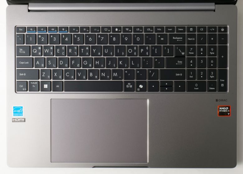 넘버패드를 포함한 풀키 레이아웃 키보드를 탑재해 생산성이 뛰어나다.