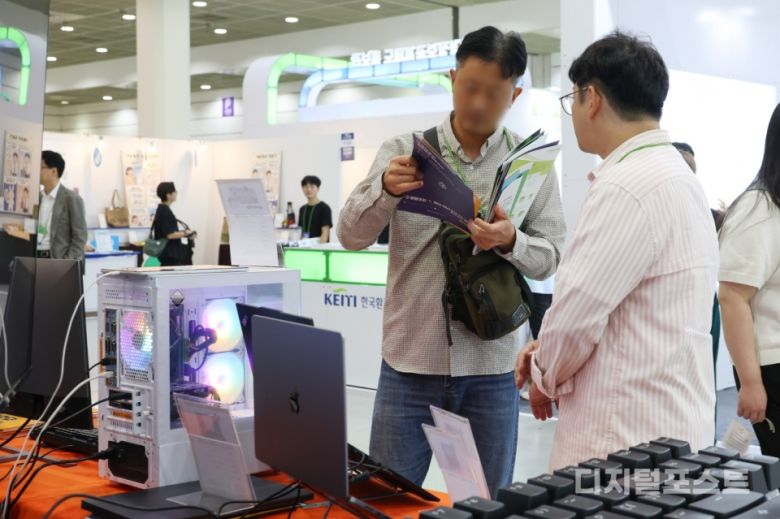 리뉴올PC 관계자가 제품을 설명하고 있다.