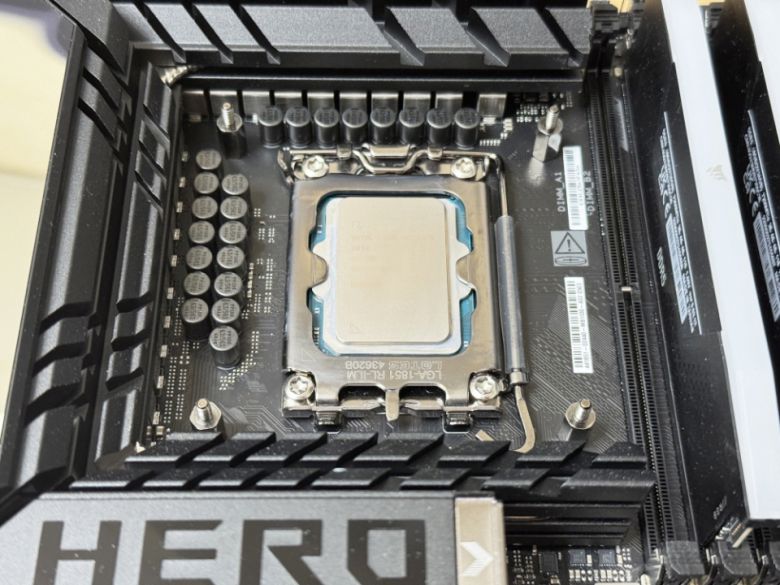 먼저 메인보드에 CPU를 장착한다. 수랭 쿨러 가이드도 미리 장착해 두면 편리하다.