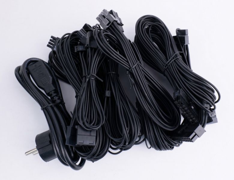 부드러운 엠보싱 케이블을 채택해 케이블을 유연하게 배치할 수 있다.