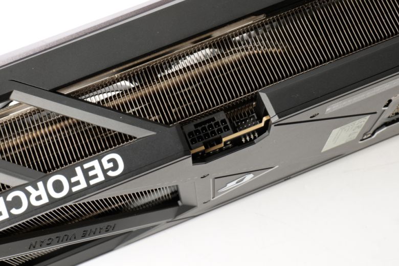 3핀 ARGB 커넥터를 연결할 수 있도록 설계되어 타사 메인보드와 사용하더라도 통합적인 조명 연동을 실현할 수 있다.