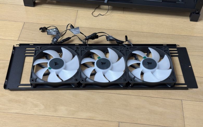 측면 가이드를 떼어내 쿨링팬을 장착하면 편하다.