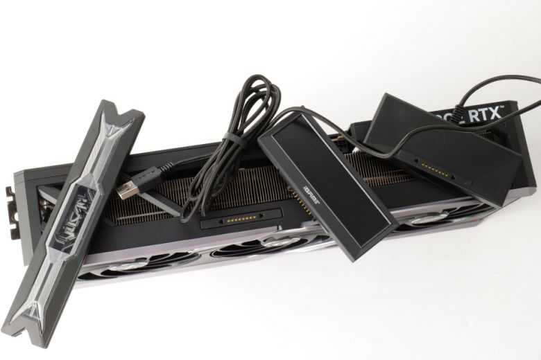 동봉된 디스플레이 독과 불칸 라이트보드 중 원하는 액세서리를 장착할 수 있다.