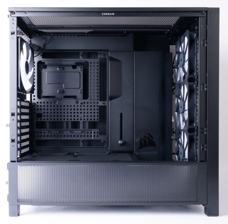 내부 공간이 매우 넓다. 상단에는 420mm 수랭 쿨러도 장착할 수 있다.