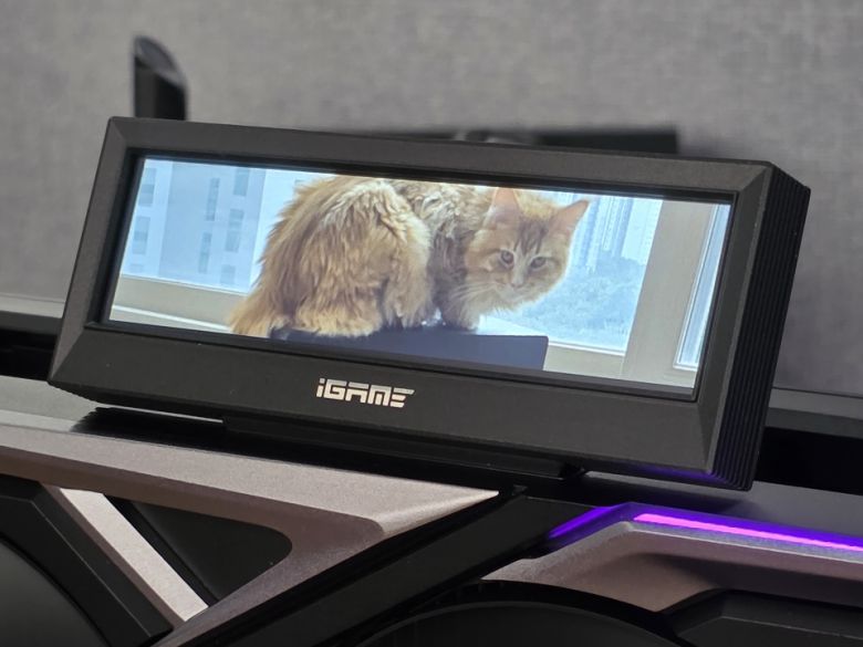 원한다면 사용자가 좋아하는 사진이나 GIF를 넣어 나만의 그래픽카드로 커스터마이징하는 것도 가능하다.