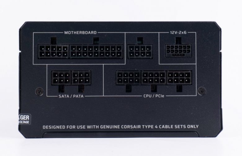 원하는 케이블만 연결할 수 있는 풀 모듈러 디자인이다.