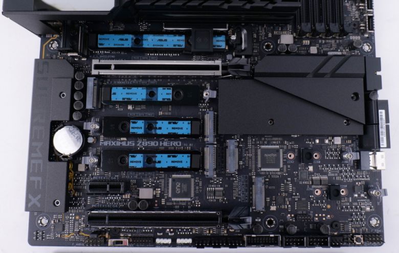 M.2 SSD 슬롯은 6개가 있으며, 4개는 PCIe 5.0 x4를 지원하고 2개는 PCIe 4.0 x4를 지원한다.