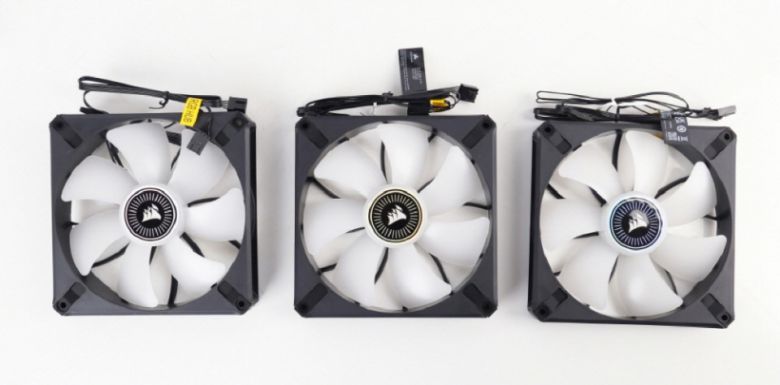 140mm의 큰 쿨링팬이 3개 장착된다.