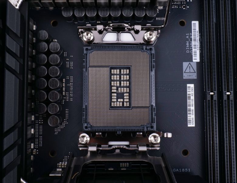 LGA 1851 소켓을 사용하는 인텔 Z890 칩셋을 탑재했다.
