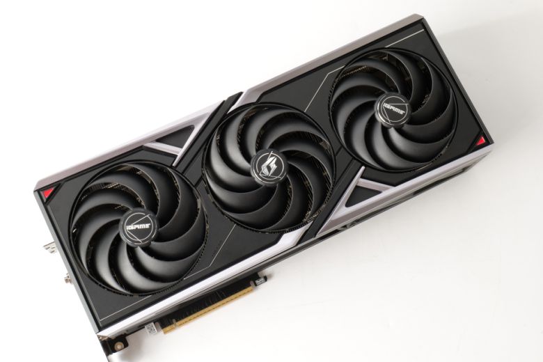 RTX 5080 불칸은 역동적인 선 표현이 인상적인 제품이다.