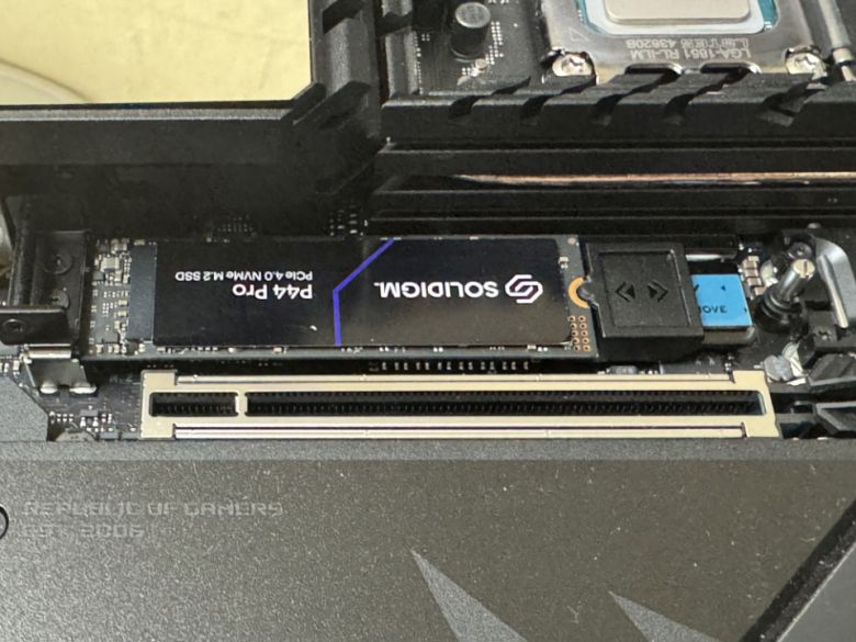 메인 슬롯에 M.2 SSD를 장착한다. 매우 손쉽게 장착이 가능하다.