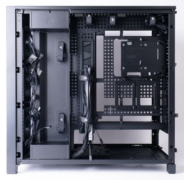 깔끔하게 선을 정리할 수 있는 디자인이다.