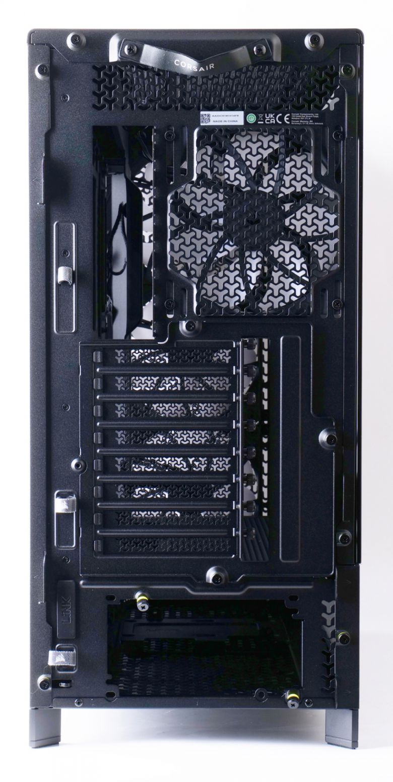 후면 PCI 슬롯은 8개로 넉넉하다. 90도 회전 장착도 가능하다.