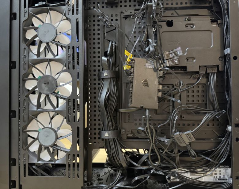 반대쪽에서 선을 깔끔하게 정리한다.