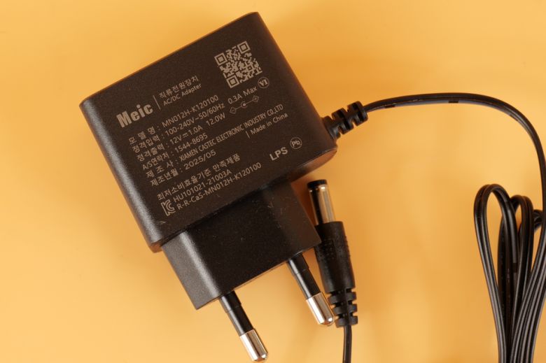 ipTIME AX3000SE은 12W급 전원 어댑터를 사용한다.