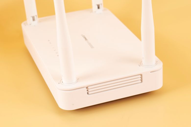 ipTIME AX3000SE는 디자인을 저하시키지 않는 선에서 통풍구를 최대화해 발열 제어를 실현했다.