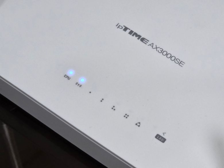 공유기 상단에는 현재 작동 상황을 알 수 있도록 LED 인디케이터가 장착됐다.