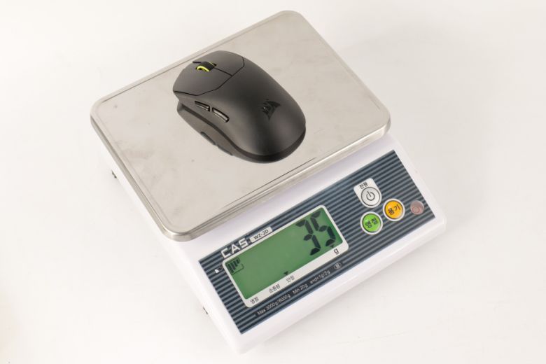 세이버 v2 프로의 실측 무게는 35g에 불과했다.