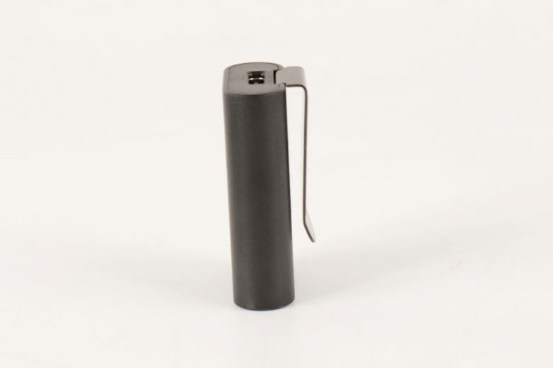 눈여겨 볼 점은 무선마이크처럼 클립이 내장되어 있다는 것이다.