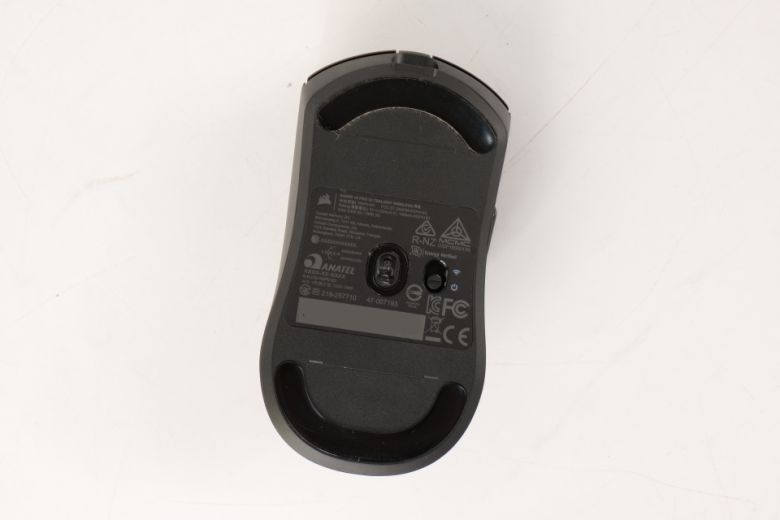 바닥에는 전원 스위치가 위치한다.