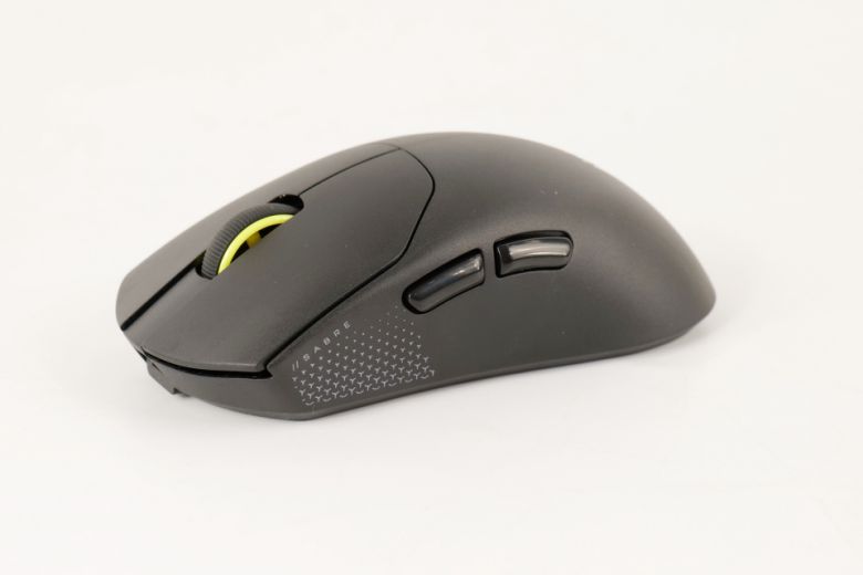 분리된 디자인의 사이드 버튼을 적용해 실수로 잘못 눌릴 일을 크게 줄였다.