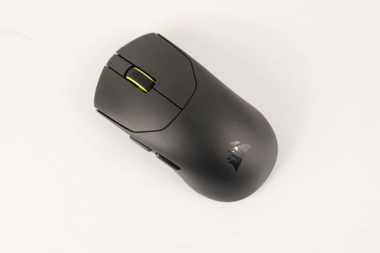 커세어 로고를 음각으로 심플하게 각인했으며, 휠 스크롤에는 커세어의 키 컬러인 노란색이 포인트로 더해졌다.