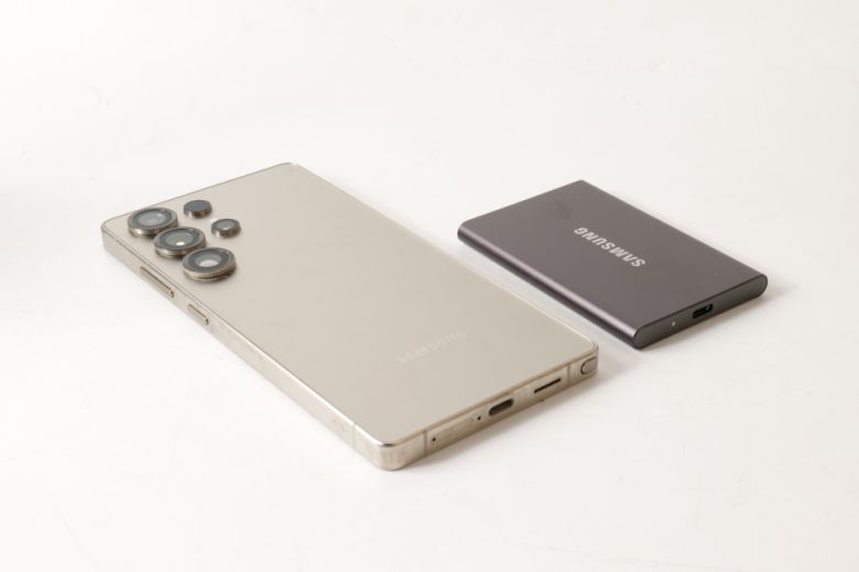 갤럭시 S25 울트라를 옆에 두고 비교해보면 일반적 스마트폰보다도 얇은 두께임을 알 수 있다.