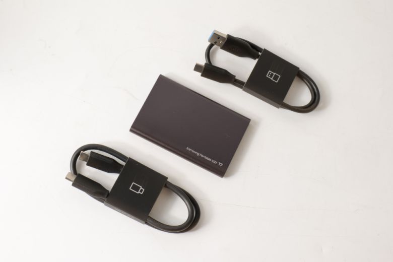 외장 SSD 본체와 USB Type-C to A 케이블, USB Type-C to C 케이블을 제공한다.