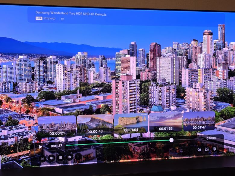 고화질 4K HDR 샘플 영상을 재생해봤는데, 영상에 챕터 프리뷰가 있어 손쉽게 이동할 수 있었으며, 끊김 없이 안정적인 재생이 가능했다.
