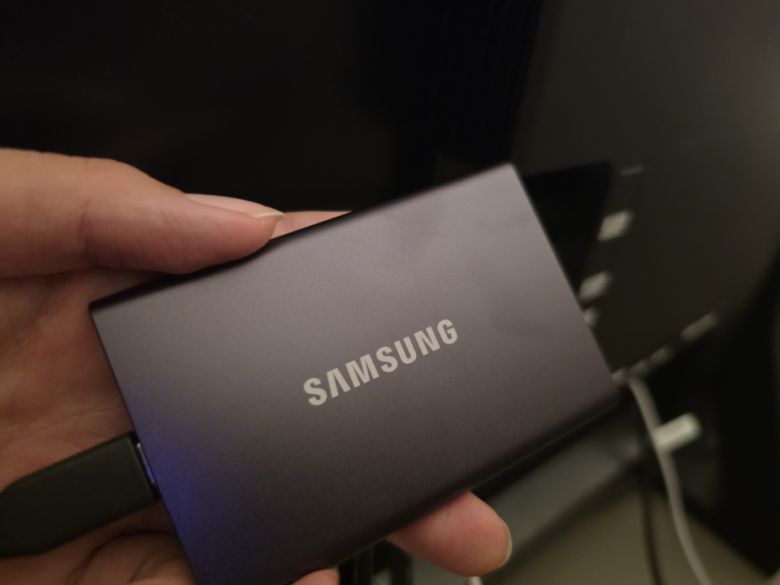 TV 후면에 위치한 USB Type-A 단자를 통해 삼성전자 T7을 연결할 수 있었다.