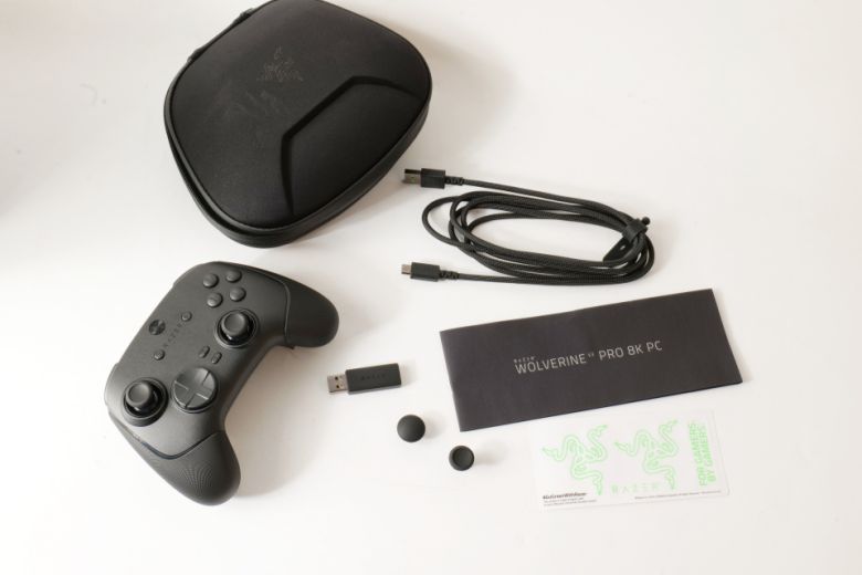게임패드 본체, 휴대용 케이스, USB Type-C to A 케이블(2m), 교체용 썸스틱 2종, 하이퍼스피드 2.4GHz 무선 동글, 매뉴얼, 그리고 스티커가 동봉된다.