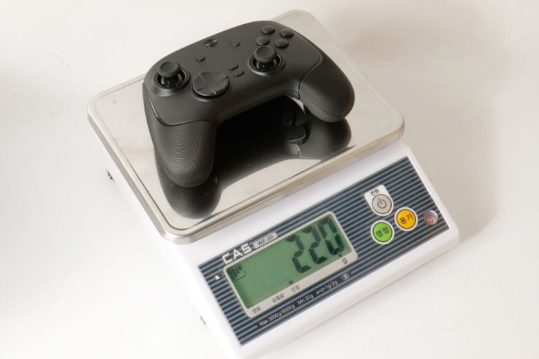 게임패드의 무게는 실측 기준 220g을 기록했다.