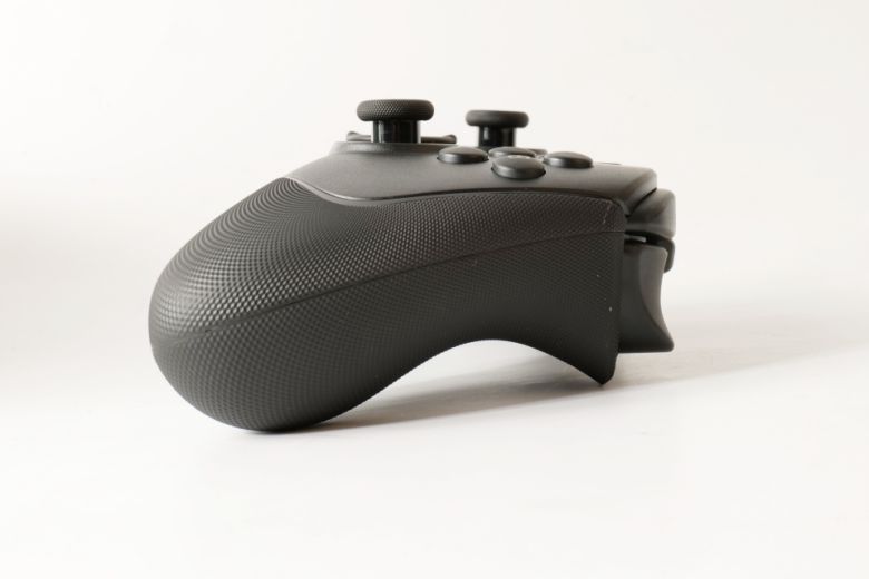게임패드 상단의 고급스러운 재질뿐만 아니라 핸드그립에 미끄럼 방지 처리를 적용한 점도 주목할 요소다.