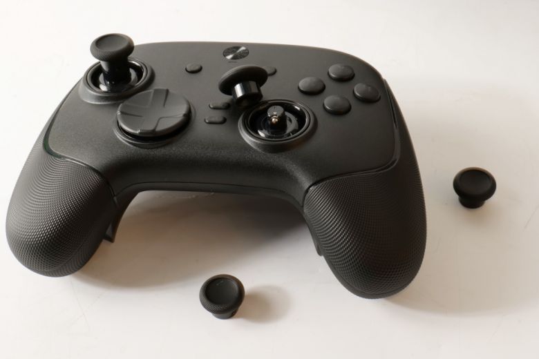 정밀도를 위한 오목형 썸스틱과 빠른 이동이 장점인 짧은 돔형 썸스틱이 제공되기 때문에 필요에 맞게 다양한 게임에 대응하는 것이 가능하다.