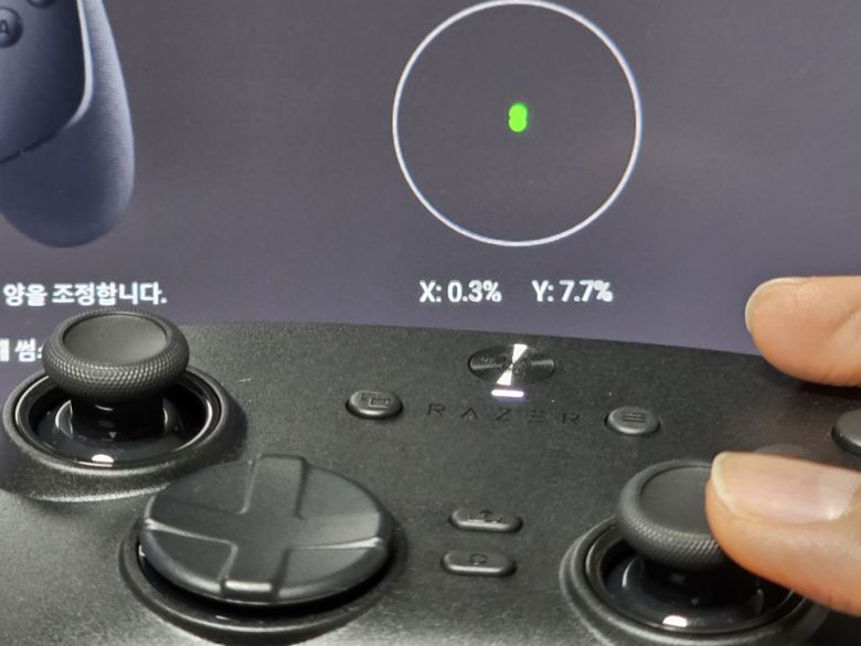 아날로그 스틱은 자석 방식으로 작동하는 TMR 마그네틱 센서가 탑재되었다.