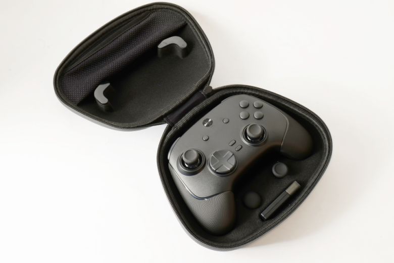 휴대용 케이스에는 제품의 구성품 대부분을 보관할 수 있다.