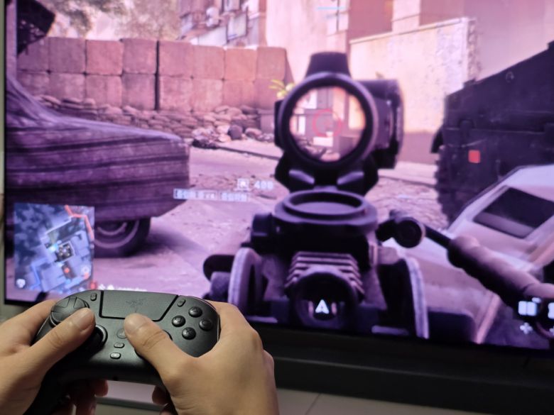 ‘배틀필드 6’에서는 정밀한 사격이 필요한 경우를 위한 ‘클러치 감도 조절’이 유용했으며, 아날로그 스틱 클릭 버튼(달리기 및 근접 공격)을 버튼으로 손쉽게 입력하는 방식으로 활용했다.