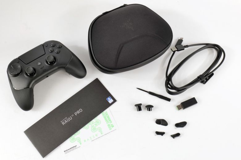 게임패드 본체, 전용 케이스, 매뉴얼, 레이저 스티커, 썸스틱 2종, 백 버튼용 커버 4개, 하이퍼스피드 2.4GHz 동글, 드라이버, USB Type-C to A 케이블이 제공된다.